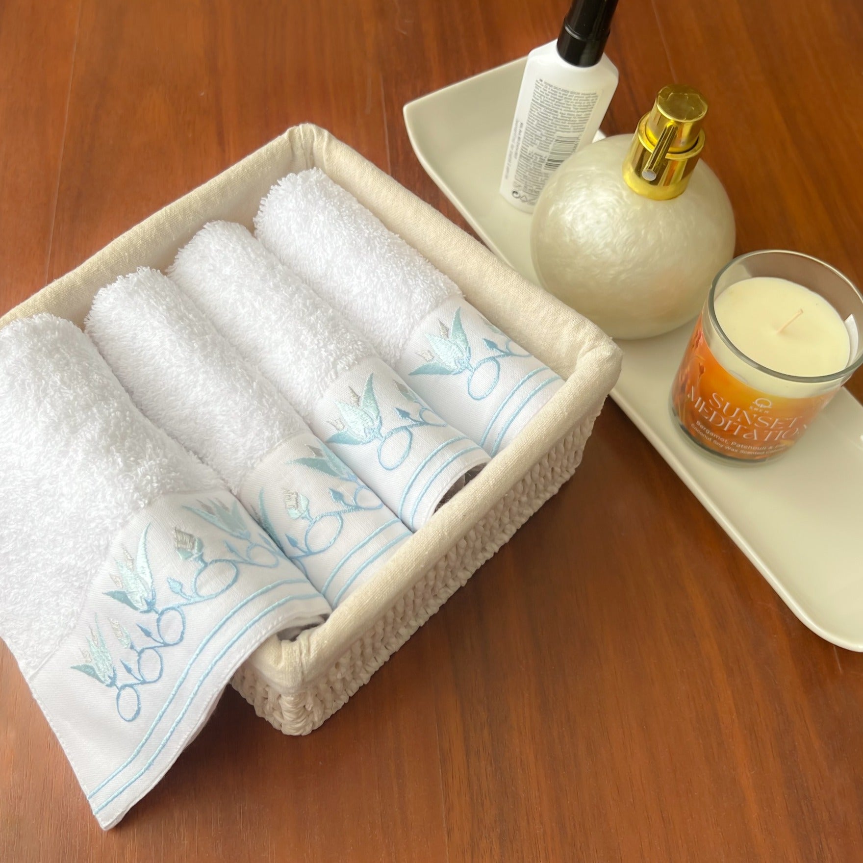 SAVING Bundle:  4 Guest Towels QADIMI Sesen + 1 Candle "SAVE 10%"