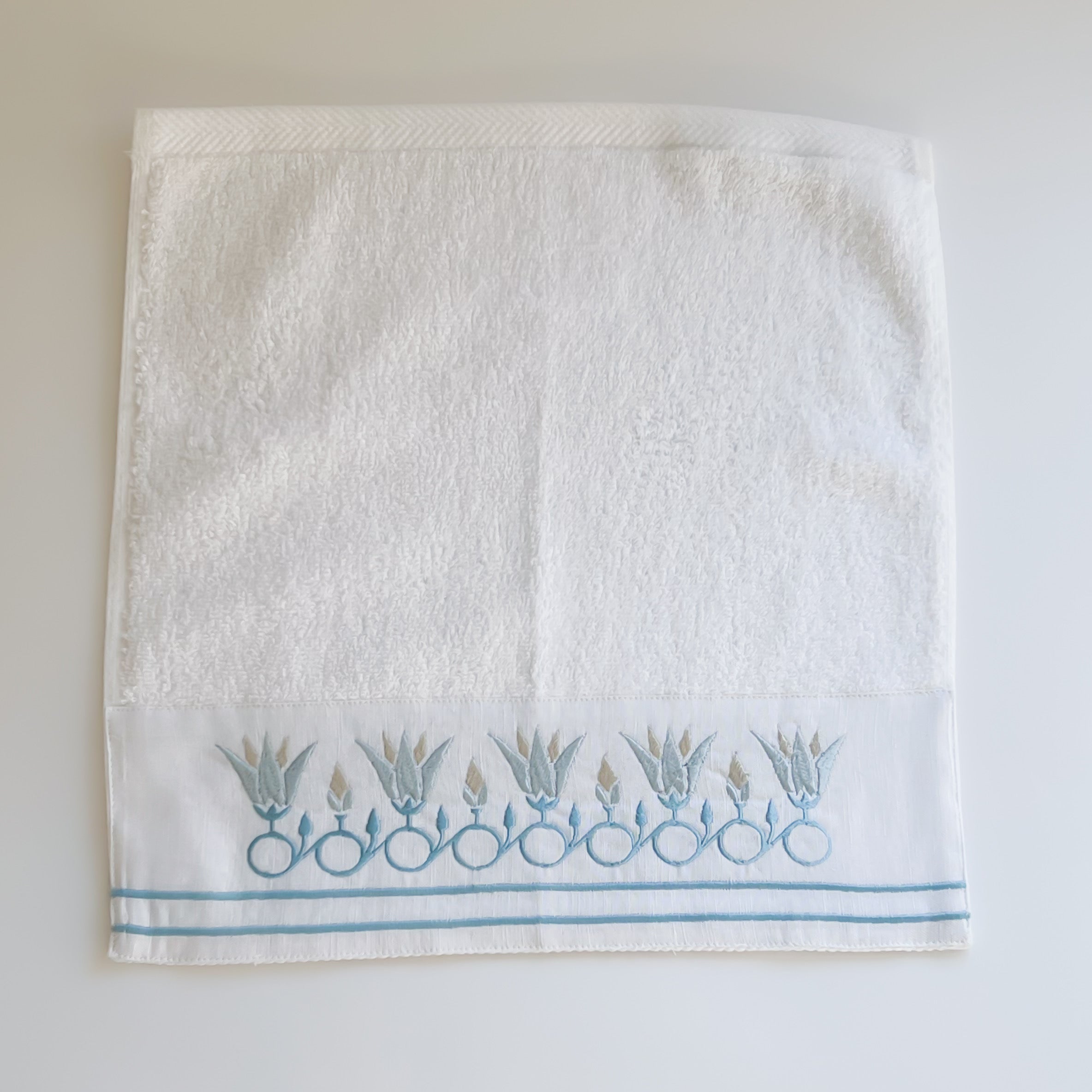 SAVING Bundle:  4 Guest Towels QADIMI Sesen + 1 Candle "SAVE 10%" – 5
