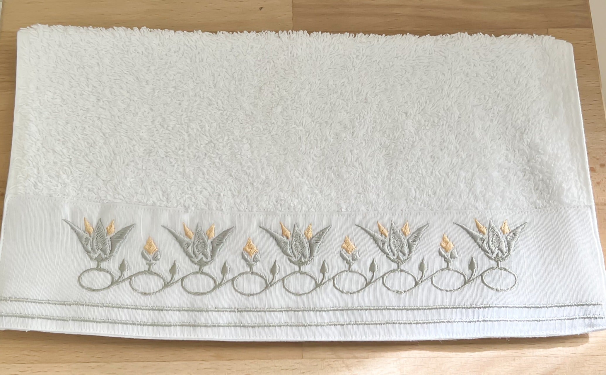 SAVING Bundle:  4 Guest Towels QADIMI Sesen + 1 Candle "SAVE 10%" – 6