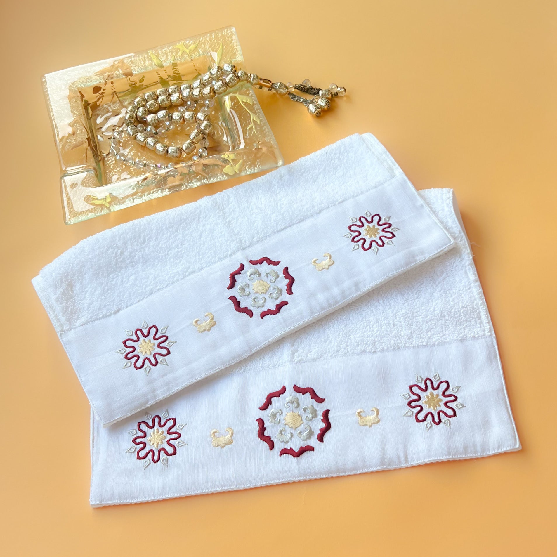 ARABISCI Burgundy Guest Towel