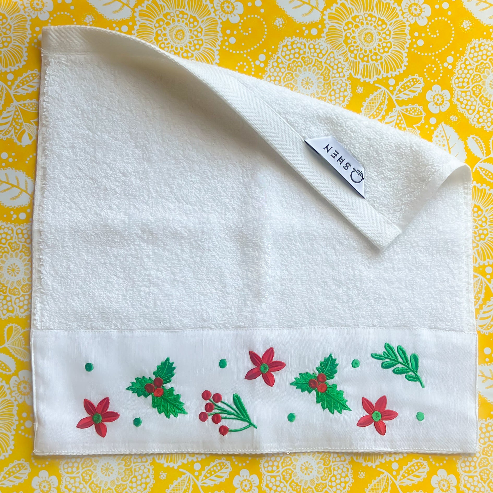 SAVING Bundle: 4 Leaves Guest Towels + 1 MOODY 250gm Candle ”SAVE 10” – 11