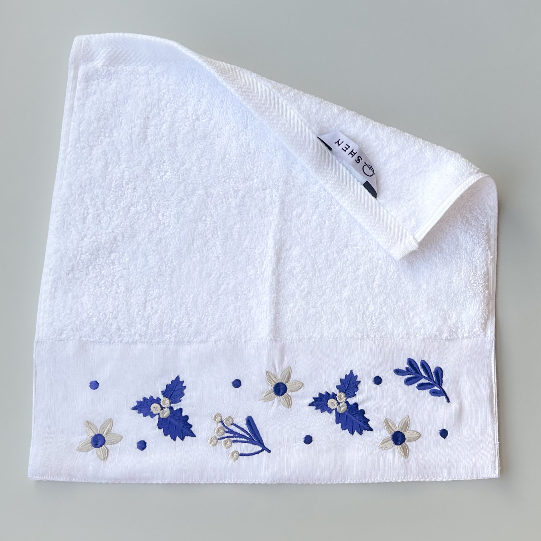 SAVING Bundle: 4 Leaves Guest Towels + 1 MOODY 250gm Candle ”SAVE 10” – 3
