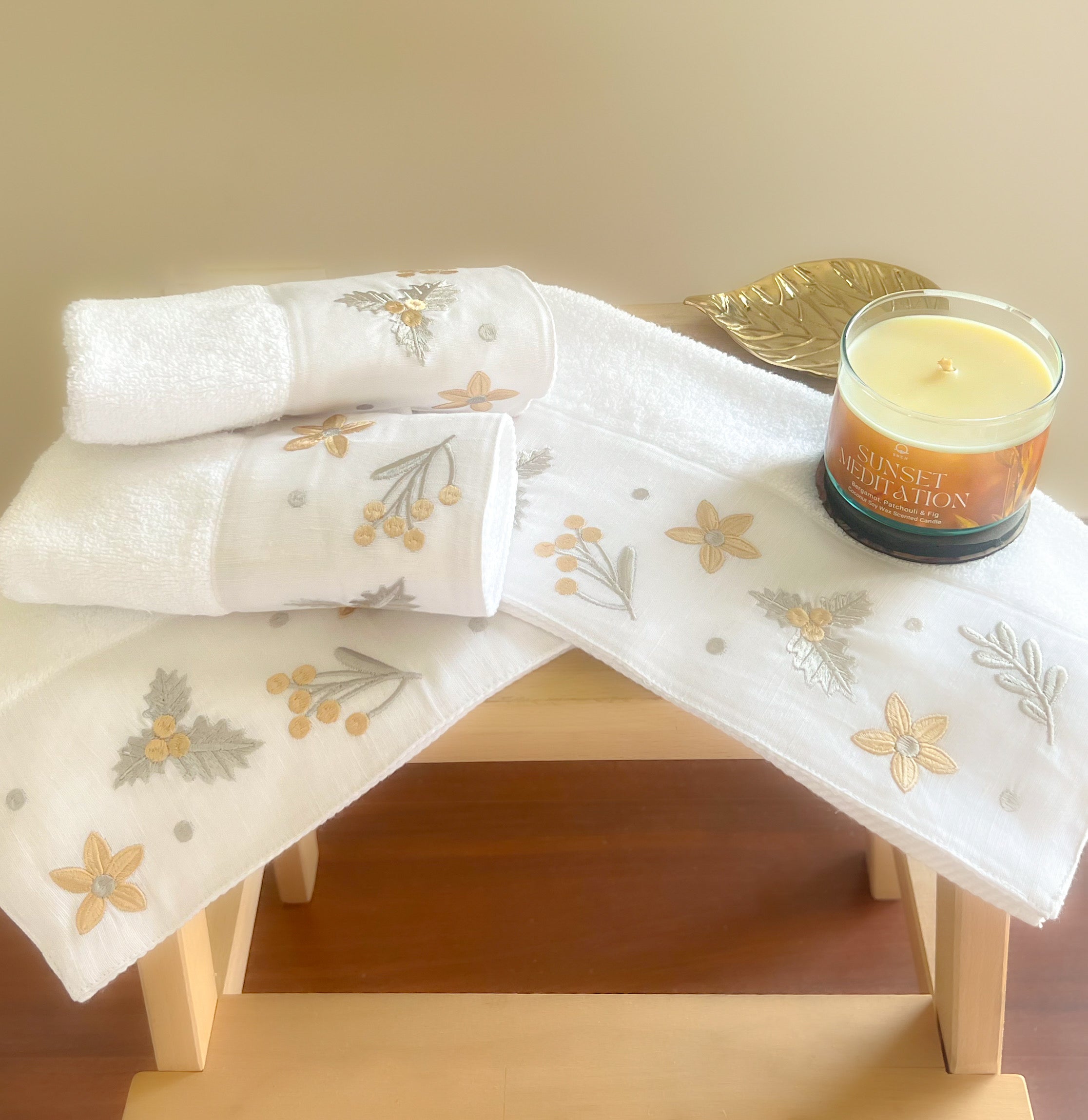 SAVING Bundle: 4 Leaves Guest Towels + 1 MOODY 250gm Candle ”SAVE 10” – 7