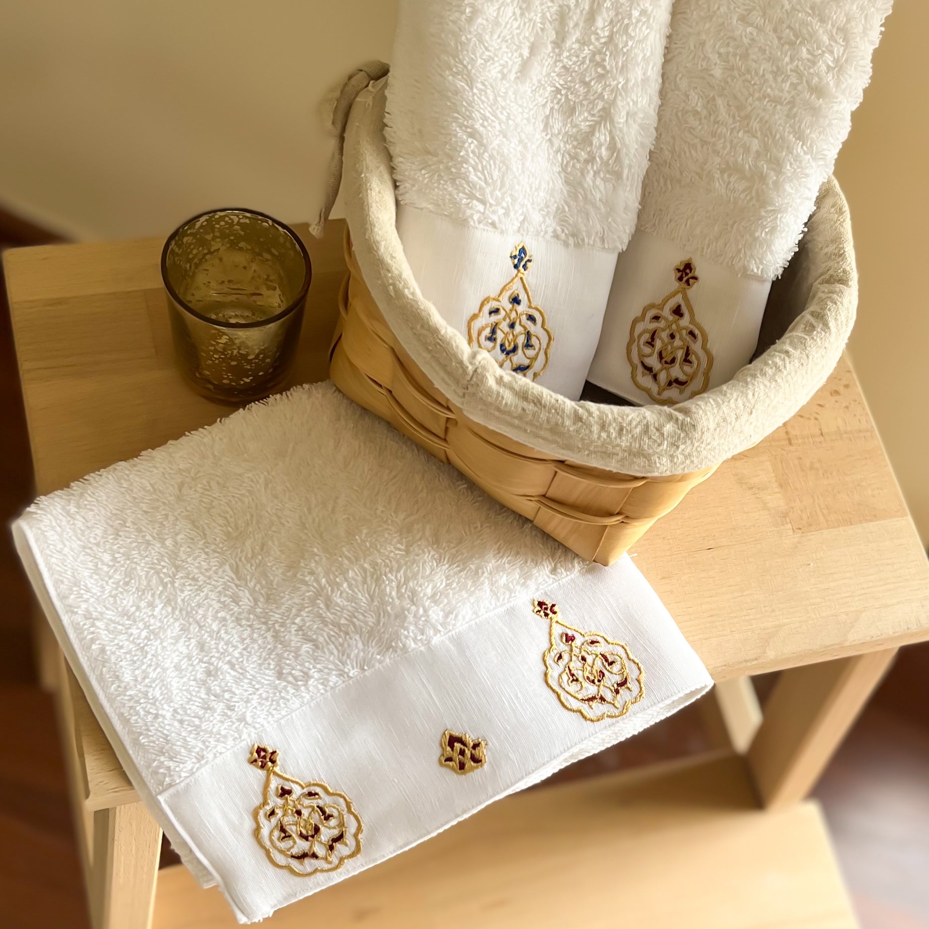 SAVING Bundle:  4 YAQEEN Guest Towels + 1 Candle "SAVE 10%" – 4
